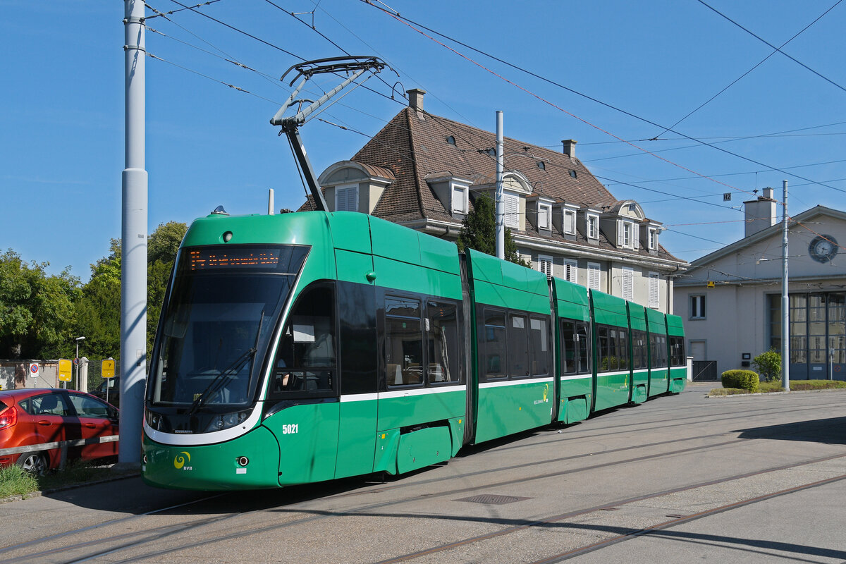 Be 6/8 Flexity 5021, auf der wegen einer Grossbaustelle umgeleiteten Linie 14, wartet am 18.08.2025 in der Schlaufe beim Depot Dreispitz. Aufnahme Basel.