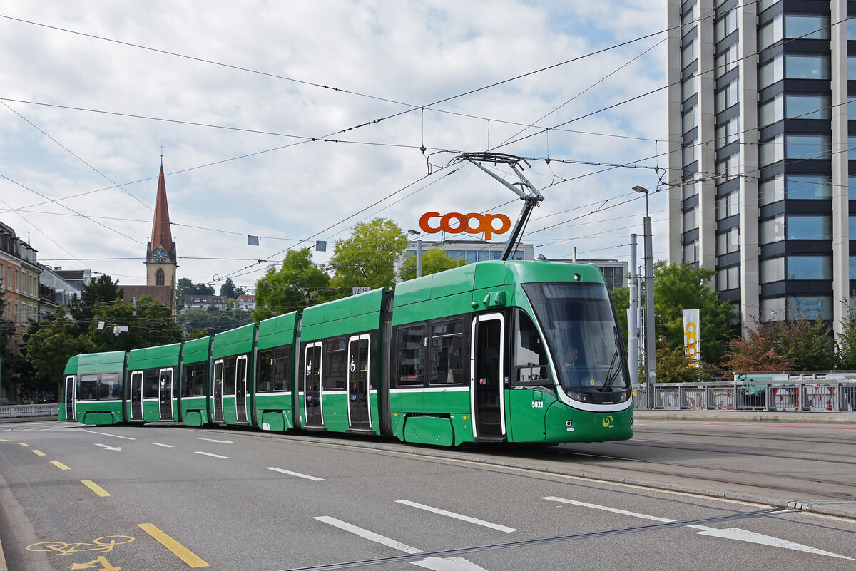 Be 6/8 Flexity 5021, auf der wegen einer Grossbaustelle umgeleiteten Linie 14, überquert am 23.08.2025 die Münchensteinerbrücke. Aufnahme Basel.
