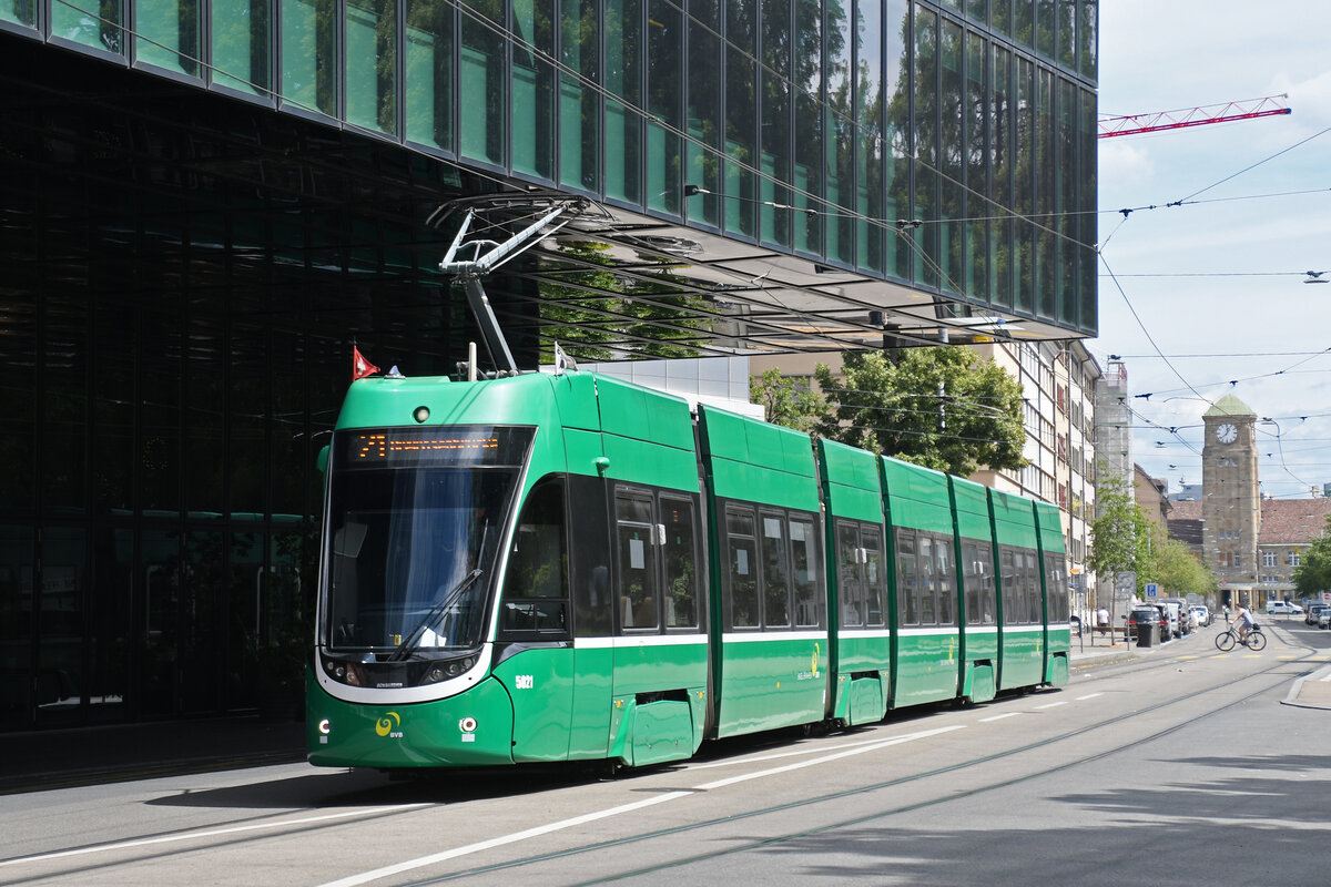 Be 6/8 Flexity 5021, auf der Linie 21, f�hrt am 06.07.2026 zur Haltestelle am Messeplatz. Aufnahme Basel.