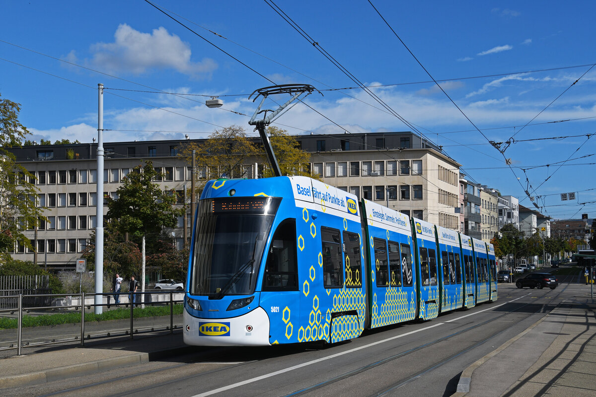 Be 6/8 Flexity 5021 mit der IKEA Werbung, auf der Linie 1, bedient am 07.10.2025 die Haltestelle Dreirosenbrücke. Aufnahme Basel.