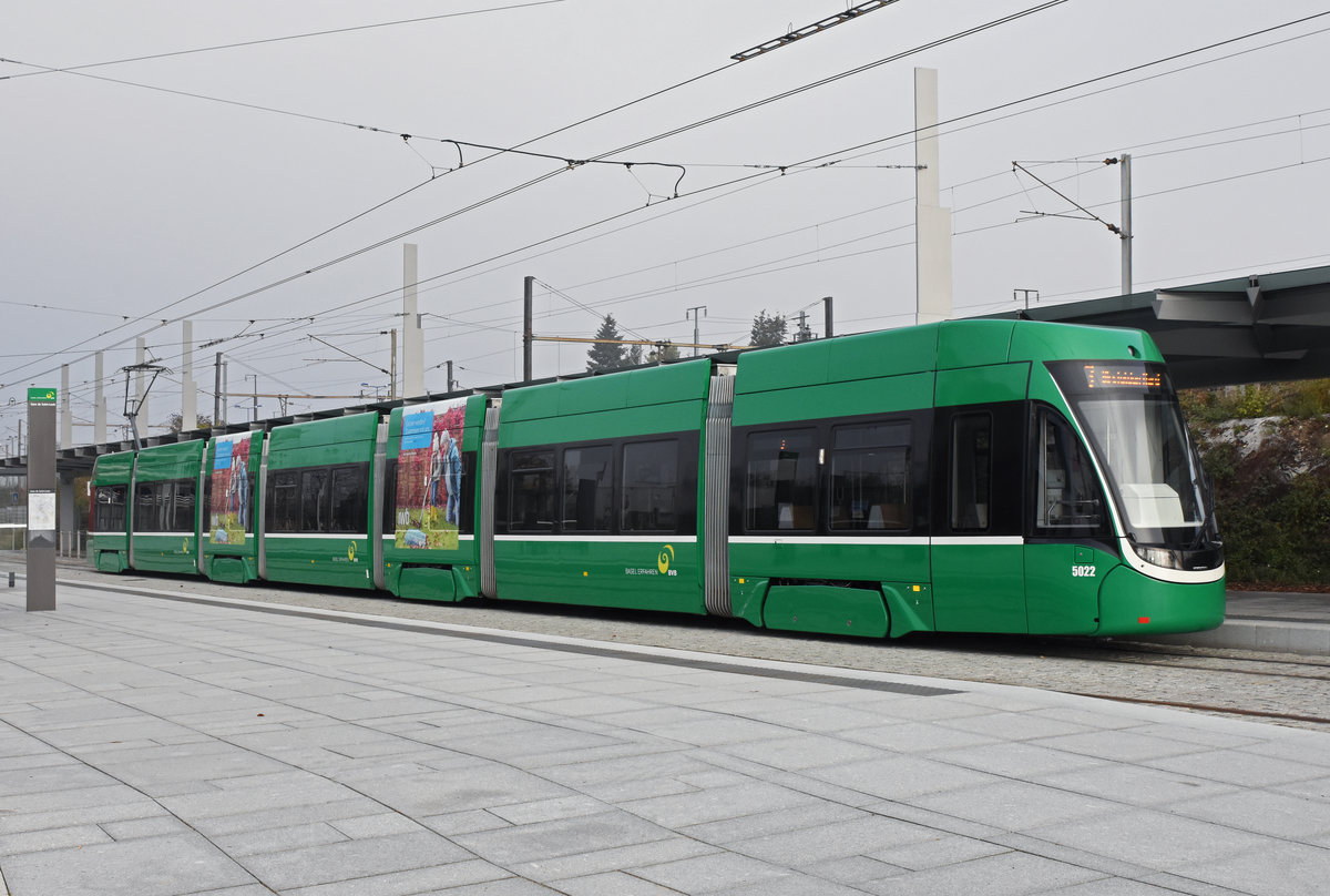 Be 6/8 Flexity 5022, auf der Linie 3, wartet an der Endstation beim Bahnhof Saint Louis. Die Aufnahme stammt vom 22.11.2018.