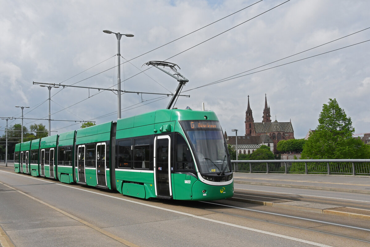 Be 6/8 Flexity 5022, auf der wegen einer Grossbaustelle am Steinenberg umgeleiteten Linie 6, überquert am 15.04.2024 die Wettsteinbrücke.