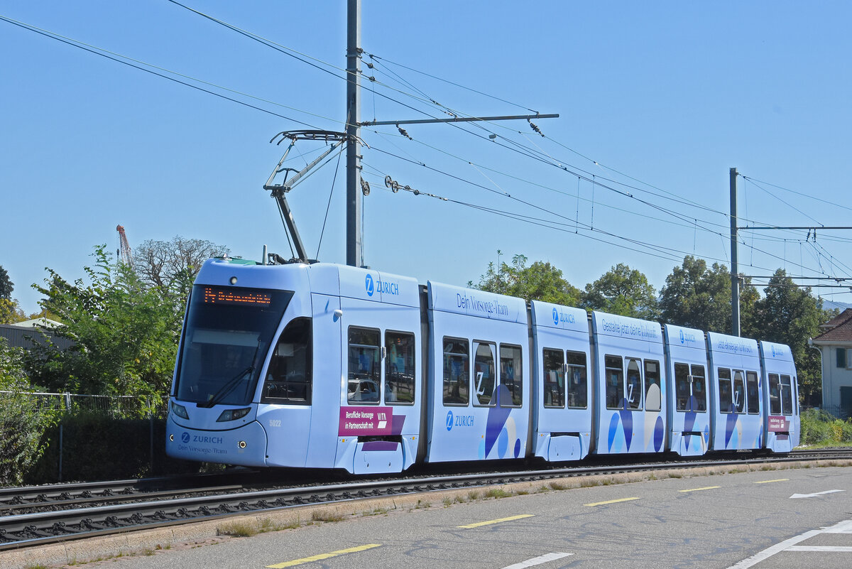 Be 6/8 Flexity 5022, auf der wegen einer Grossbaustelle umgeleiteten Linie 14, fährt am 20.09.2025 zur Haltestelle Münchensteinerstrasse. Aufnahme Basel.