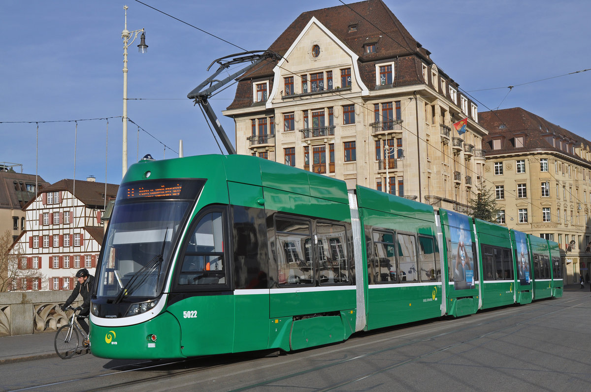 Be 6/8 Flexity 5022, auf der Linie 8, überquert die Mittlere Rheinbrücke. Die Aufnahme stammt vom 08.12.2016.