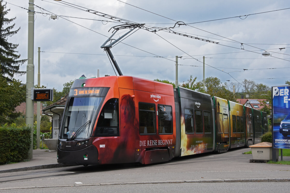 Be 6/8 Flexity 5022 mit der Werbung für Prime Video, auf der Linie 3, wartet am 25.09.2022 an der Endstation in Birsfelden.