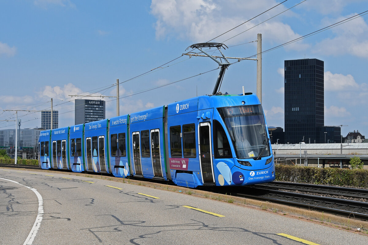 Be 6/8 Flexity 5022 mit der Werbung für die Zürich Versicherung, auf der wegen einer Grossbaustelle zwischen Hardstrasse und Pratteln umgeleiteten Linie 14, fährt am 19.08.2024 zur Endstation M-Parc. Aufnahme Basel.