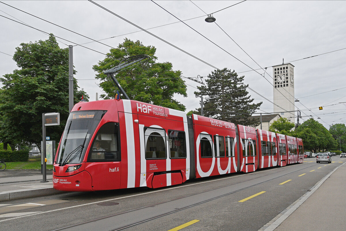 Be 6/8 Flexity 5022 mit der Werbung für Hilti Art Foundation in Vaduz, auf der Linie 6,bedient am 26.05.2025 die Haltestelle Kirche in Allschwil.