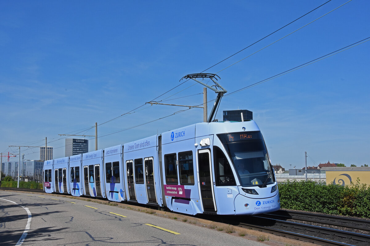 Be 6/8 Flexity 5022 mit der Werbung für die Zürich Versicherung, auf der wegen einer Grossbaustelle umgeleiteten Linie 14, fährt am 20.09.2025 zur Endstation beim Depot Dreispitz. Aufnahme Basel.