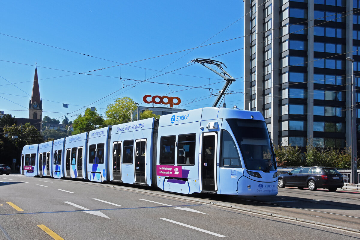 Be 6/8 Flexity 5022 mit der Werbung für die Zürich Versicherung, auf der wegen einer Grossbaustelle umgeleiteten Linie 14, überquert am 20.09.2025 die Münchensteinerbrücke. Aufnahme Basel.