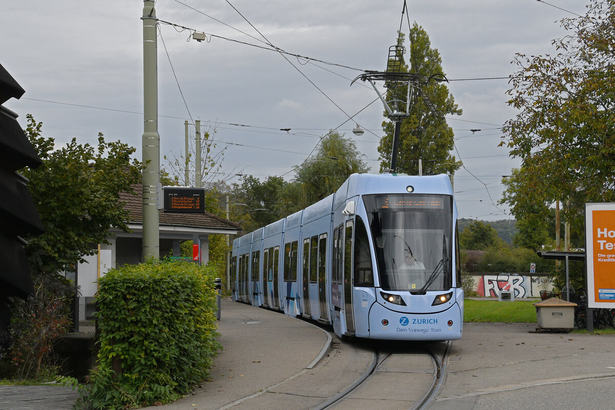 Be 6/8 Flexity 5022 mit der Werbung für die Zürich Versicherung, auf der Linie 3, wartet am 06.10.2025 an der Endstation in Birsfelden Hard.