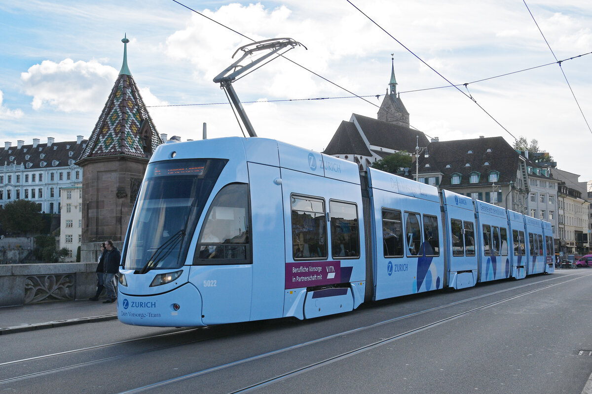 Be 6/8 Flexity 5022 mit der Werbung für die Zürich Versicherung, auf der Linie 6, überqueret am 07.10.2025 die Mittlere Rheinbrücke. Aufnahme Basel.