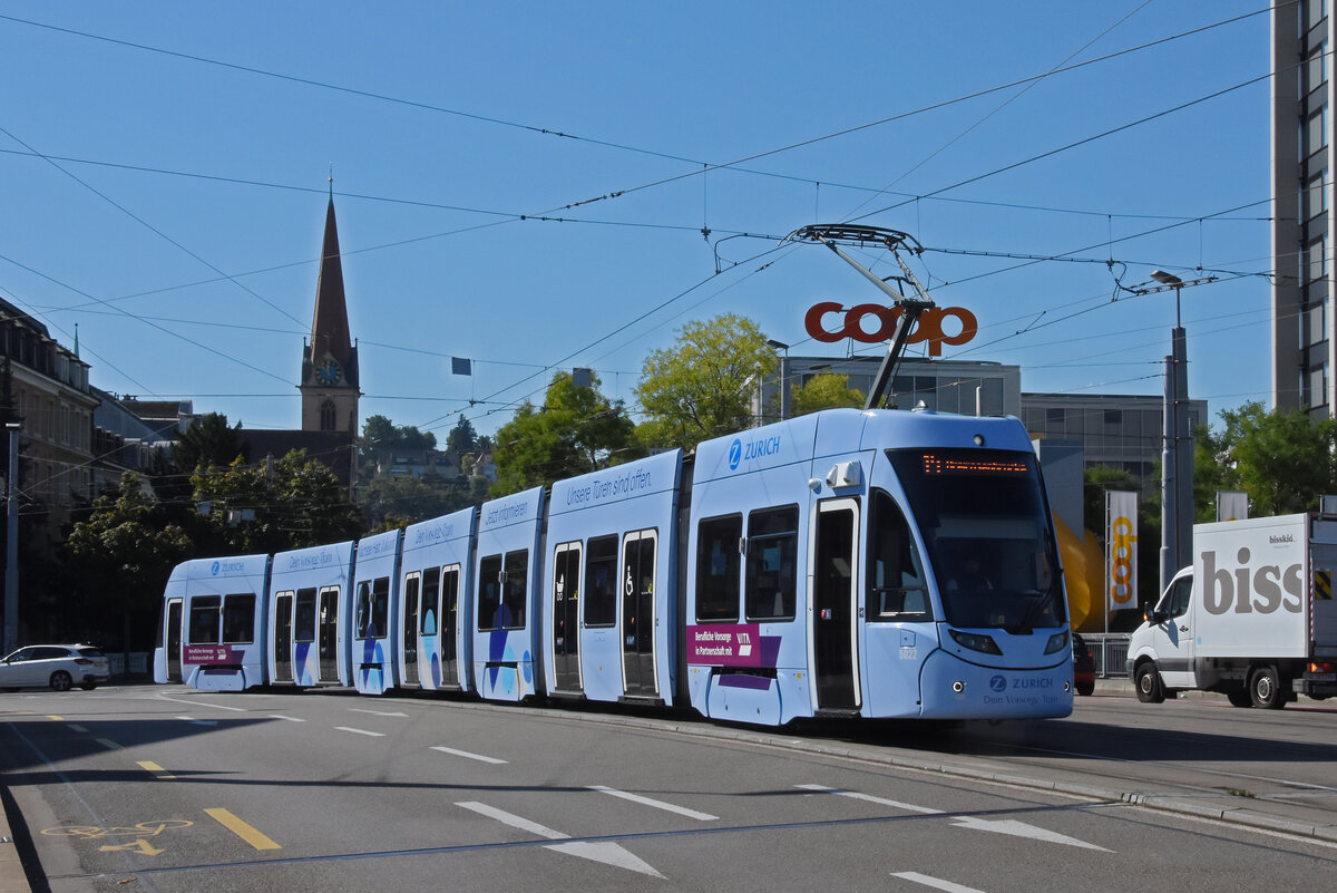 Be 6/8 Flexity 5022 mit der Werbung für die Zürich Versicherung, auf der wegen einer Grossbaustelle umgeleiteten Linie 14, überquert am 20.09.2025 die Münchensteinerbrücke. Aufnahme Basel.