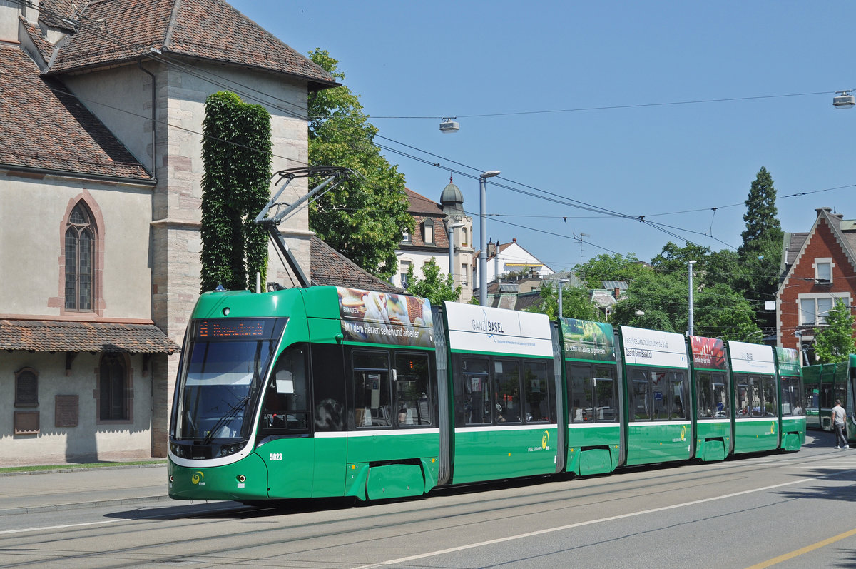 Be 6/8 Flexity 5023, auf der umgeleiteten Linie 8, überquert die Wettsteinbrücke. Die Aufnahme stammt vom 19.06.2017.