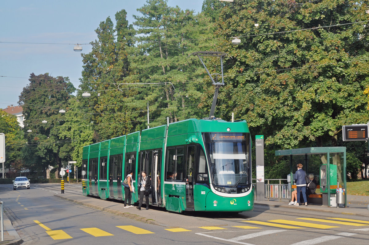 Be 6/8 Flexity 5023, auf der umgeleiteten Linie 2, bedient die Haltestelle St. Alban Tor. Die Aufnahme stammt vom 23.09.2017.