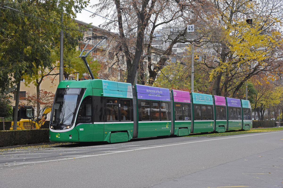 Be 6/8 Flexity 5023, auf der Linie 3, fährt zur Haltestelle Aeschenplatz. Die Aufnahme stammt vom 21.11.2021.