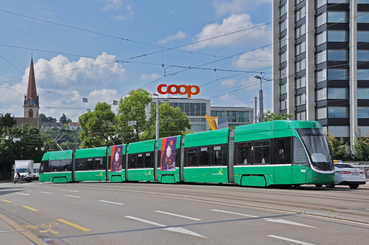Be 6/8 Flexity 5023, auf der wegen einer Grossbaustelle zwischen Hardstrasse und Pratteln umgeleiteten Linie 14, überquert am 19.08.2024 die Münchensteinerbrücke. Aufnahme Basel.