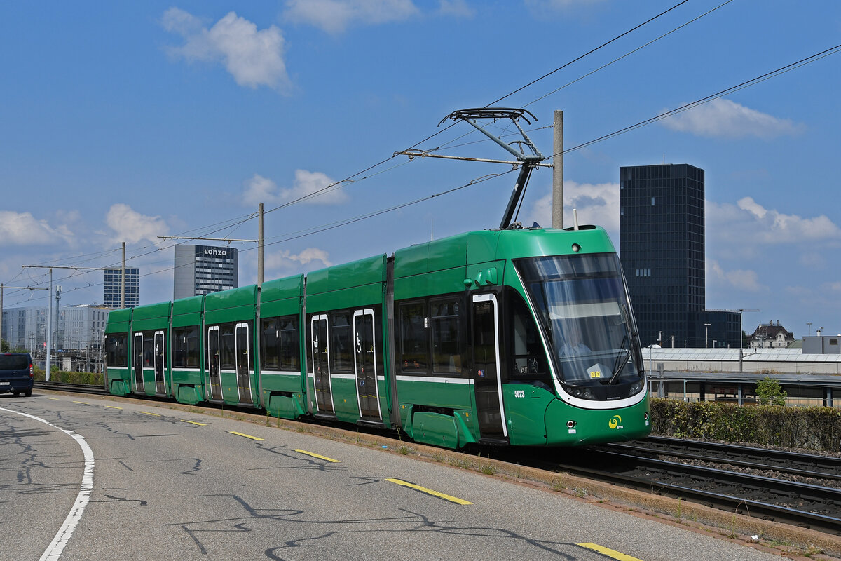 Be 6/8 Flexity 5023, auf der wegen einer Grossbaustelle zwischen Hardstrasse und Pratteln umgeleiteten Linie 14, fährt am 19.08.2024 zur Endstation M-Parc. Aufnahme Basel.
