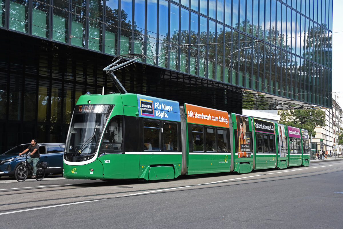 Be 6/8 Flexity 5023, auf der Linie 6, fährt am 02.09.2025 zur Haltestelle Messeplatz. Aufnahme Basel.