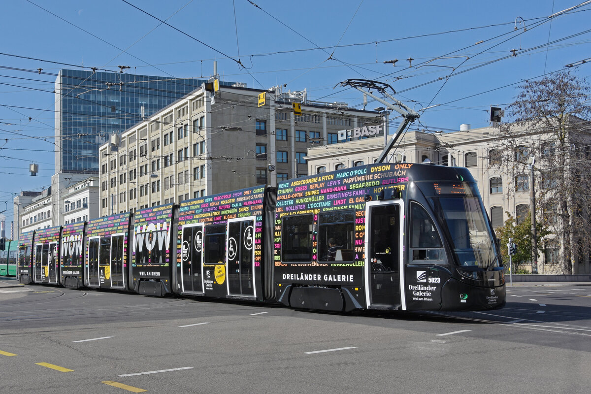 Be 6/8 Flexity 5023 mit der Werbung für die Dreiländer Galerie, auf der Linie 14, verlässt am 18.10.2022 die Haltestelle Dreirosenbrücke.