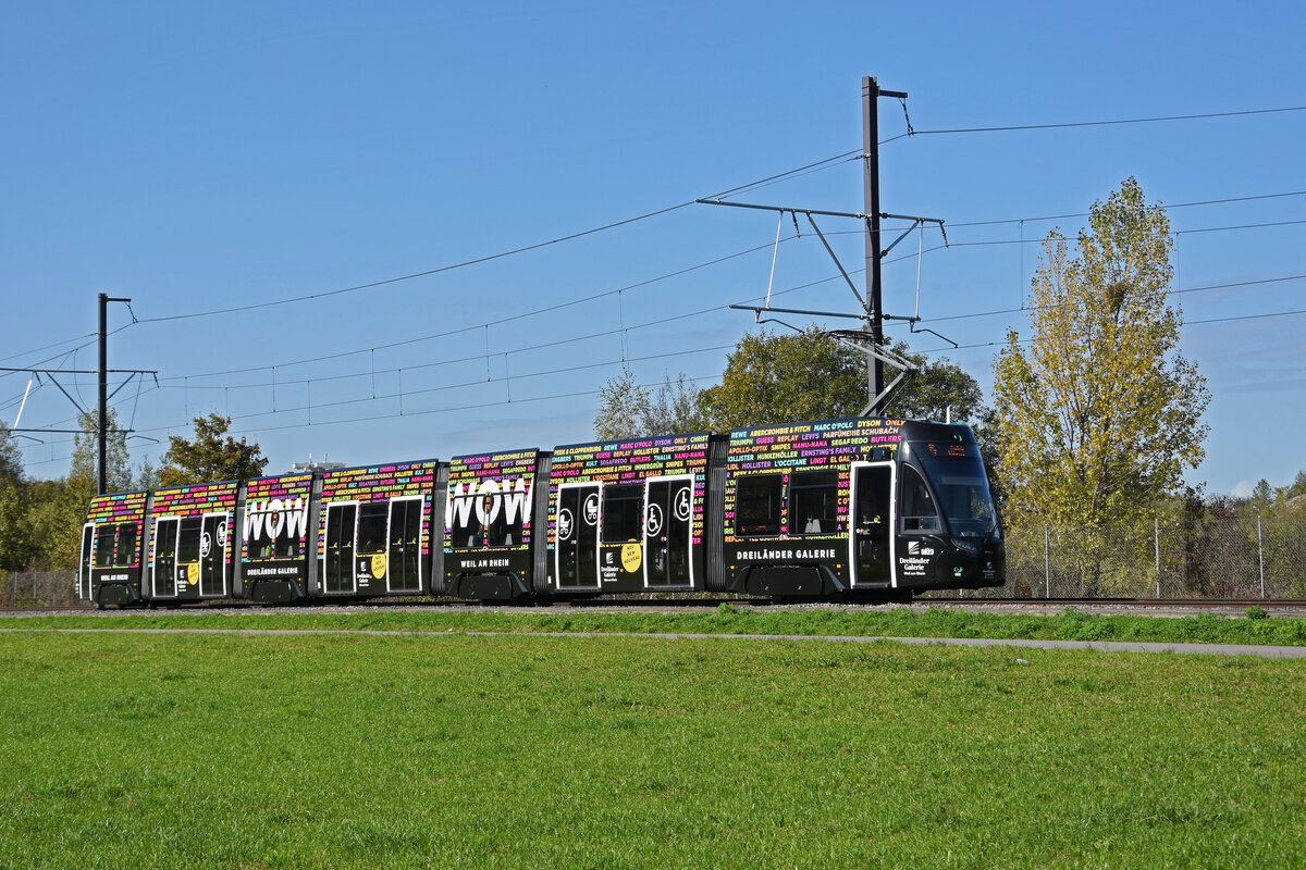 Be 6/8 Flexity 5023 mit der Werbung für die Dreiländer Galerie, auf der Linie 14, fährt am 18.10.2022 zur Haltestelle Lachmatt.