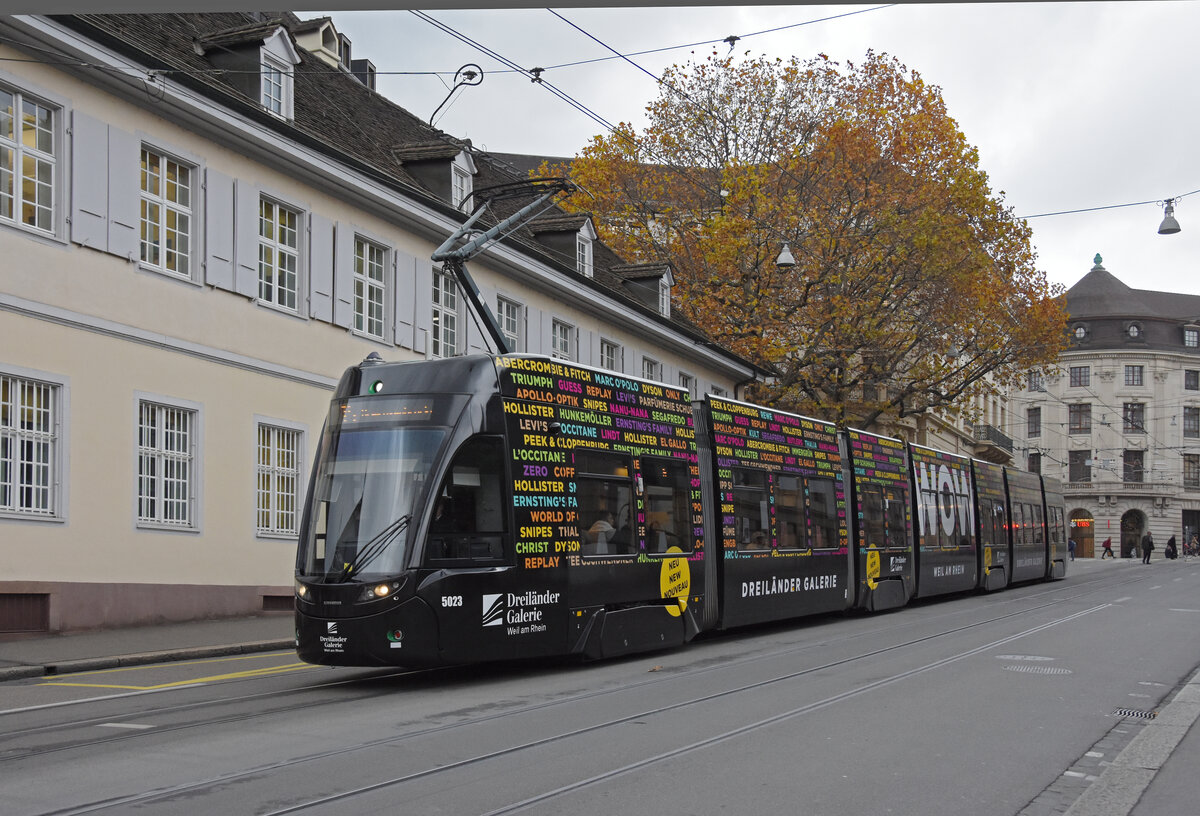 Be 6/8 Flexity 5023 mit der Werbung für die Dreiländer Galerie in Weil am Rhein, auf der Linie 14, fährt am 31.11.2022 den Steinenberg hinunter zur Haltestelle Barfüsserplatz.