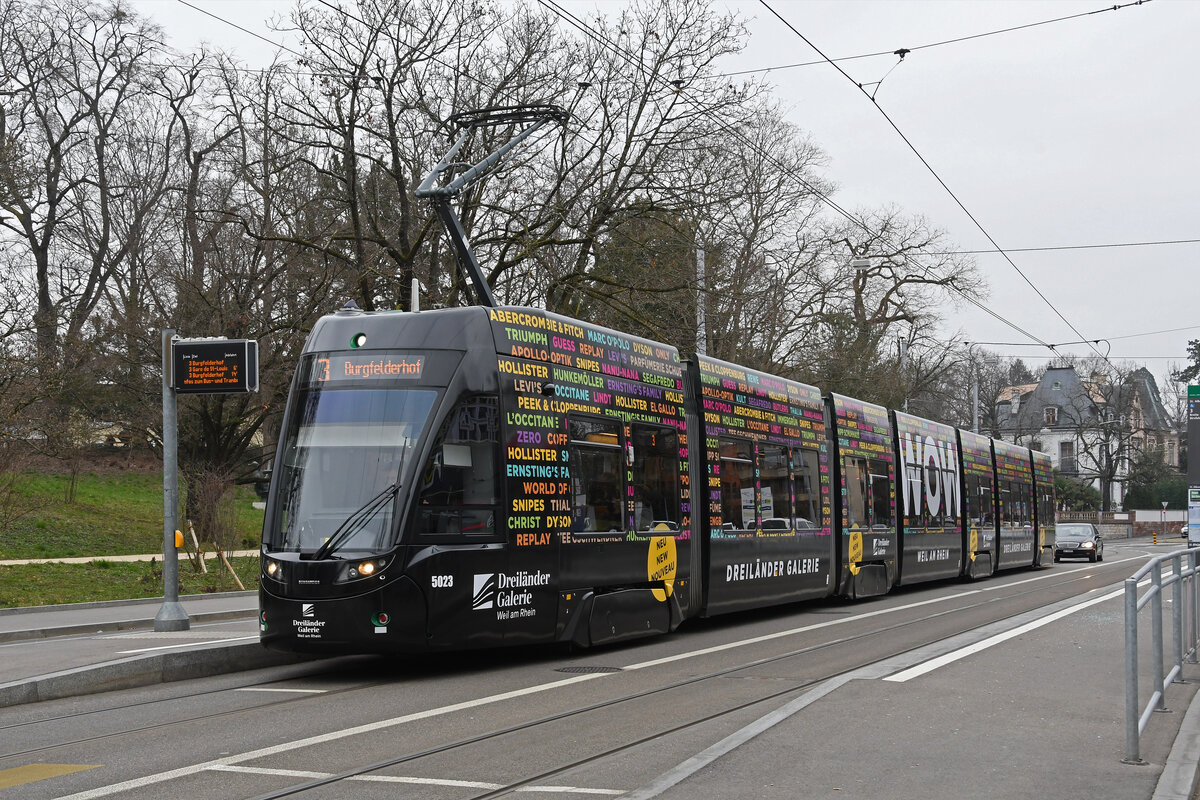 Be 6/8 Flexity 5023 mit der Werbung für die Dreiländer Galerie, auf der Linie 3, bedient am 01.03.2023 die Haltestelle St. Alban Tor.