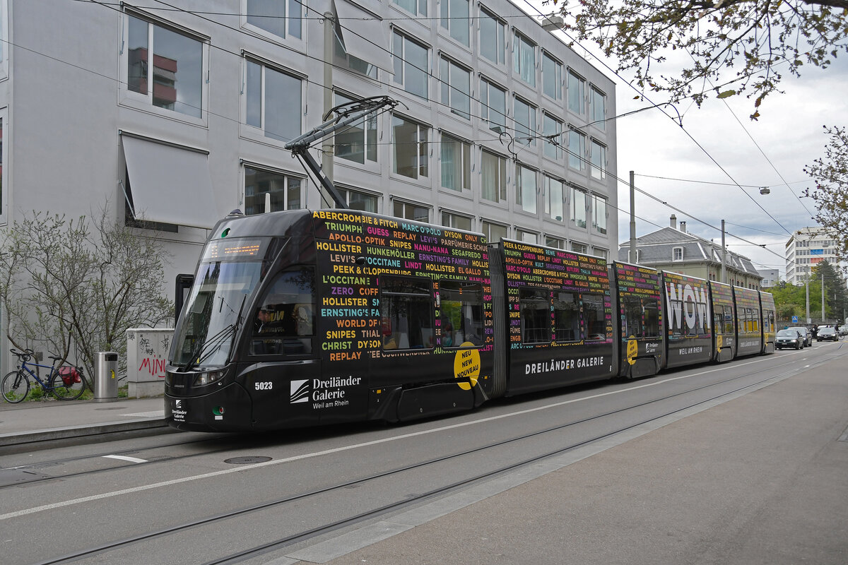 Be 6/8 Flexity 5023 mit der Werbung für die Dreiländer Galerie, auf der Linie 8, bedient am 21.04.2023 die Haltestelle Wiesenplatz.