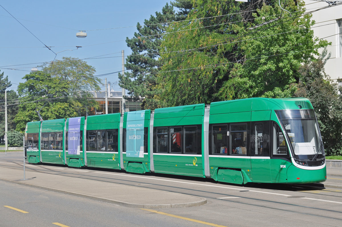 Be 6/8 Flexity 5024, auf der Linie 8, bedient die Haltestelle CIBA. Die Aufnahme stammt vom 29.08.2017.