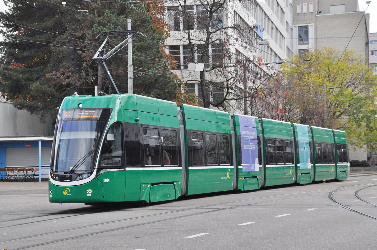 Be 6/8 Flexity 5024, auf der Linie 8, fährt zur Haltestelle Wiesenplatz. Die Aufnahme stammt vom 30.10.2017.