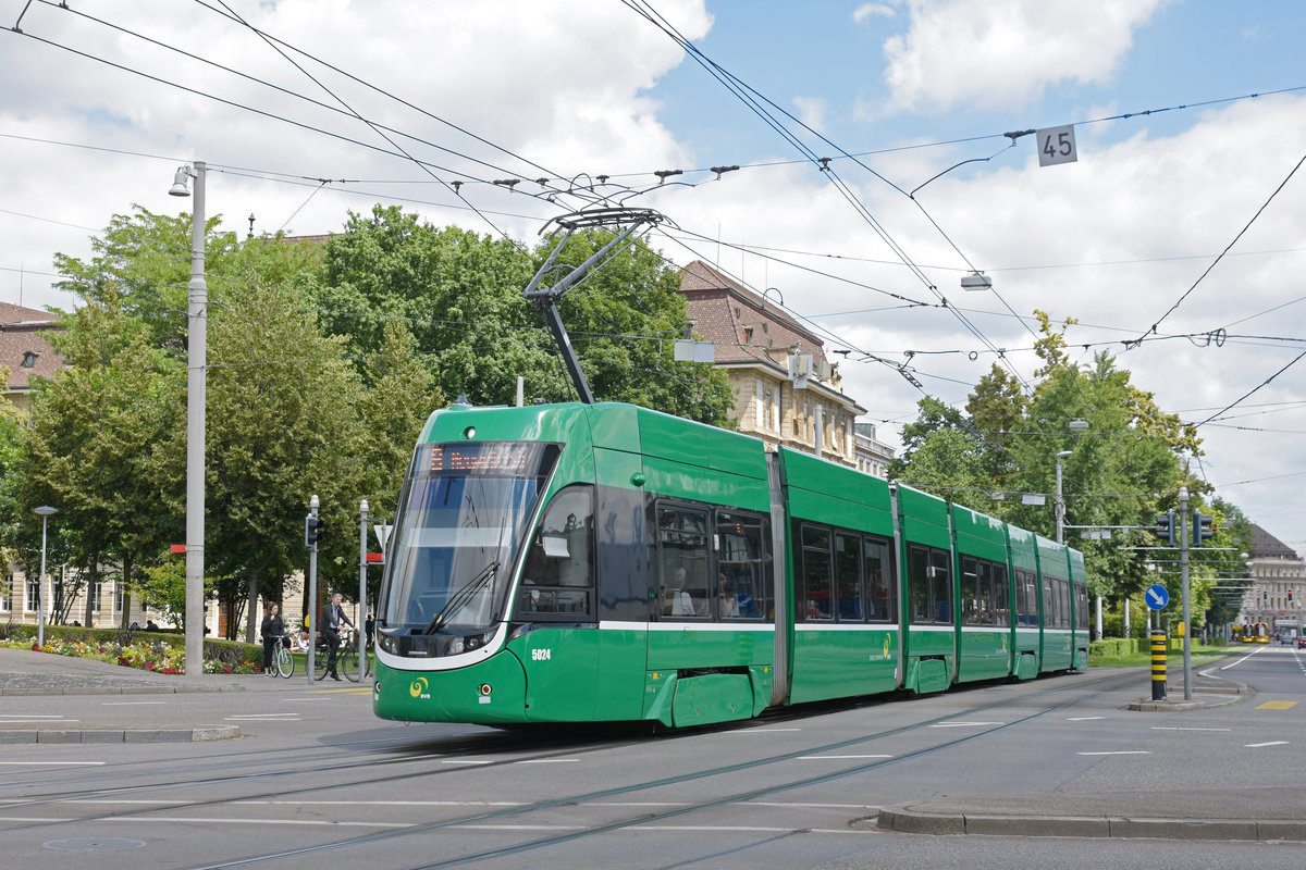 Be 6/8 Flexity 5024, auf der Linie 8, fährt zur Haltestelle Bahnhof SBB. Die Aufnahme stammt vom 14.06.2018.