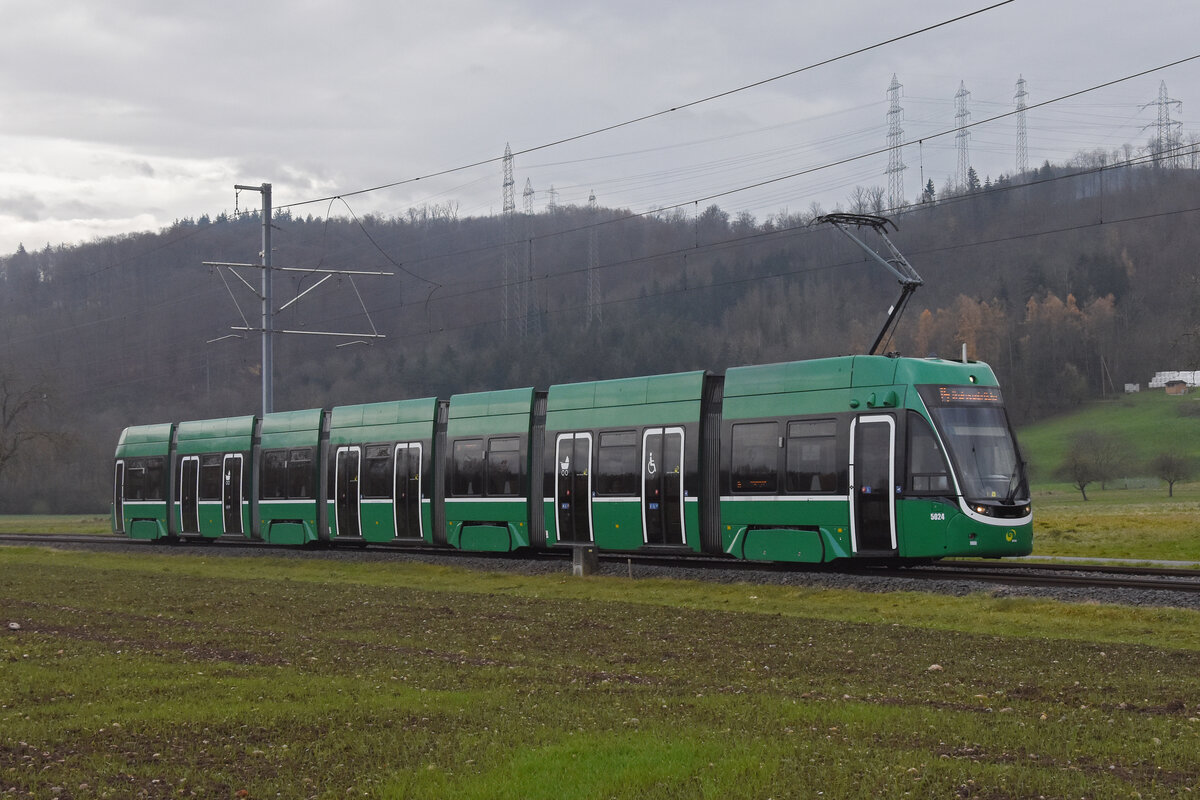 Be 6/8 Flexity 5024, auf der Linie 14, fährt am 02.12.2024 zur Haltestelle Rothausstrasse. Aufnahme Muttenz.