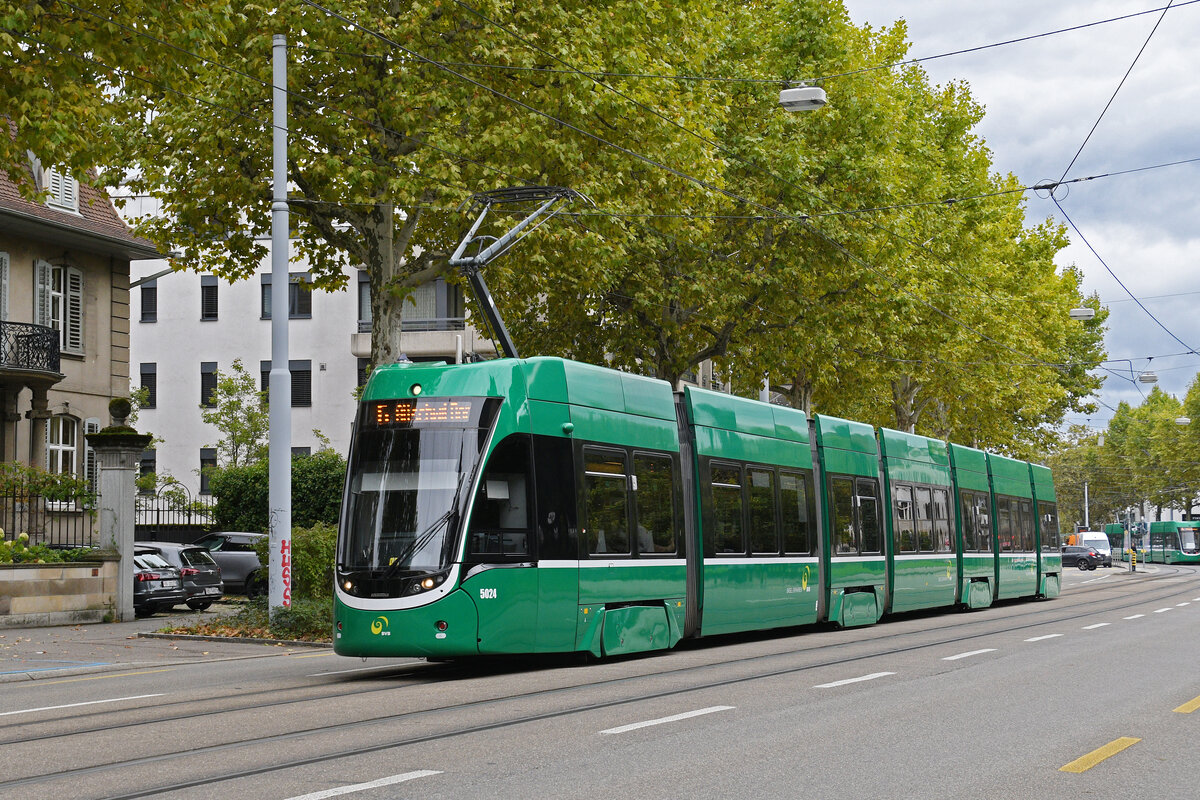 Be 6/8 Flexity 5024, auf der wegen einer Grossbaustelle umgeleiteten Linie 6, fährt am 06.10.2025 zur Haltestelle Schützenhaus. Aufnahme Basel.