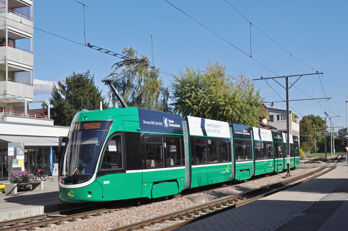 Be 6/8 Flexity 5024, auf der Linie 14, wartet an der Endstation in Pratteln. Die Aufnahme stammt vom 04.10.2016.