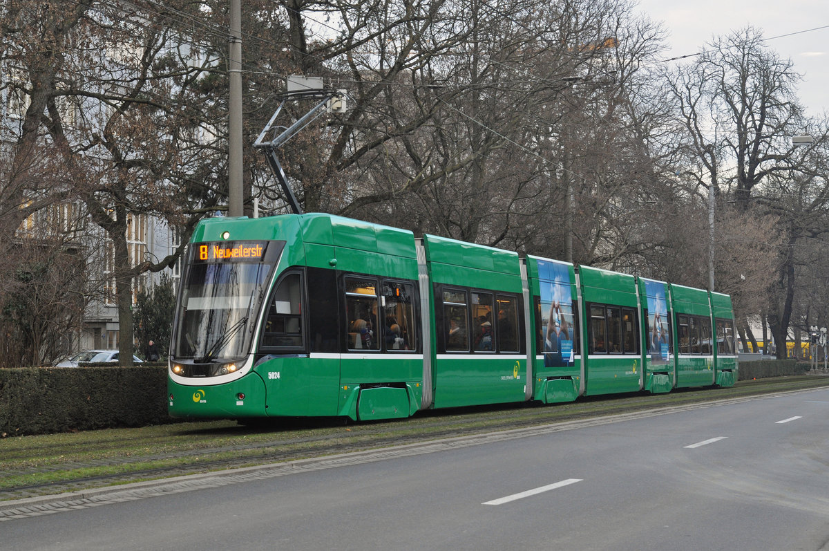 Be 6/8 Flexity 5024, auf der Linie 8, fährt zur Haltestelle am Bahnhof SBB. Die Aufnahme stammt vom 13.12.2016.