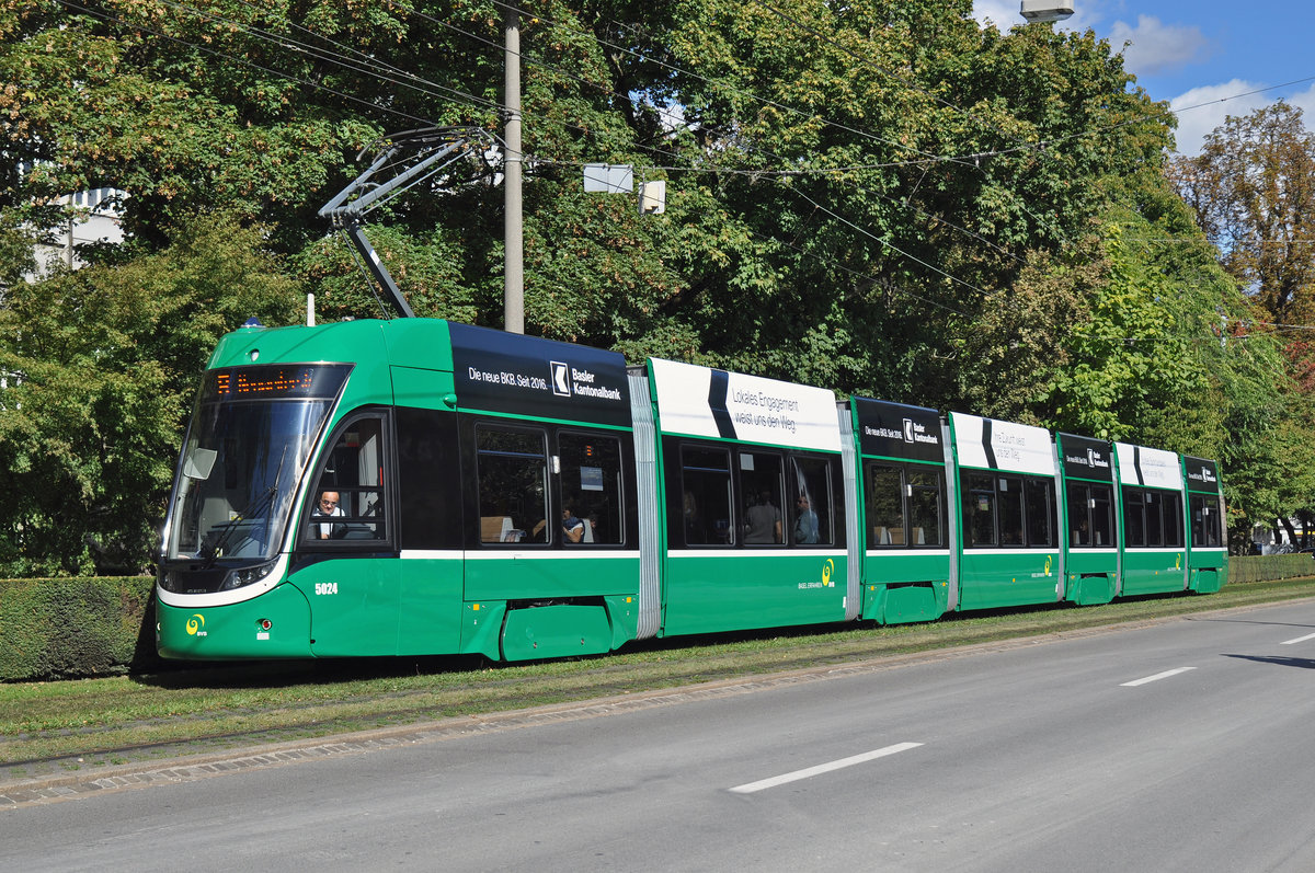 Be 6/8 Flexity 5024, fährt zur Haltestelle der Linie 8 am Bahnhof SBB. Die Aufnahme stammt vom 03.10.2016.