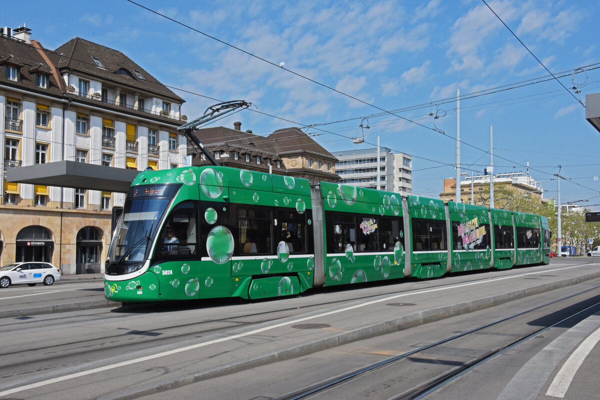 Be 6/8 Flexity 5024  Mir halte Basel Mobil , auf der Linie 2, bedient die Haltestelle beim badischen Bahnhof. Die Aufnahme stammt vom 03.05.2022.