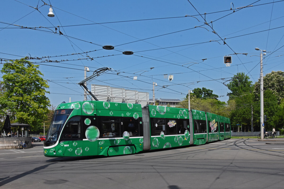 Be 6/8 Flexity 5024  Mir halte Basel Mobil , auf der Linie 2, fährt bei der Haltestelle am Bahnhof SBB ein. Die Aufnahme stammt vom 03.05.2022.