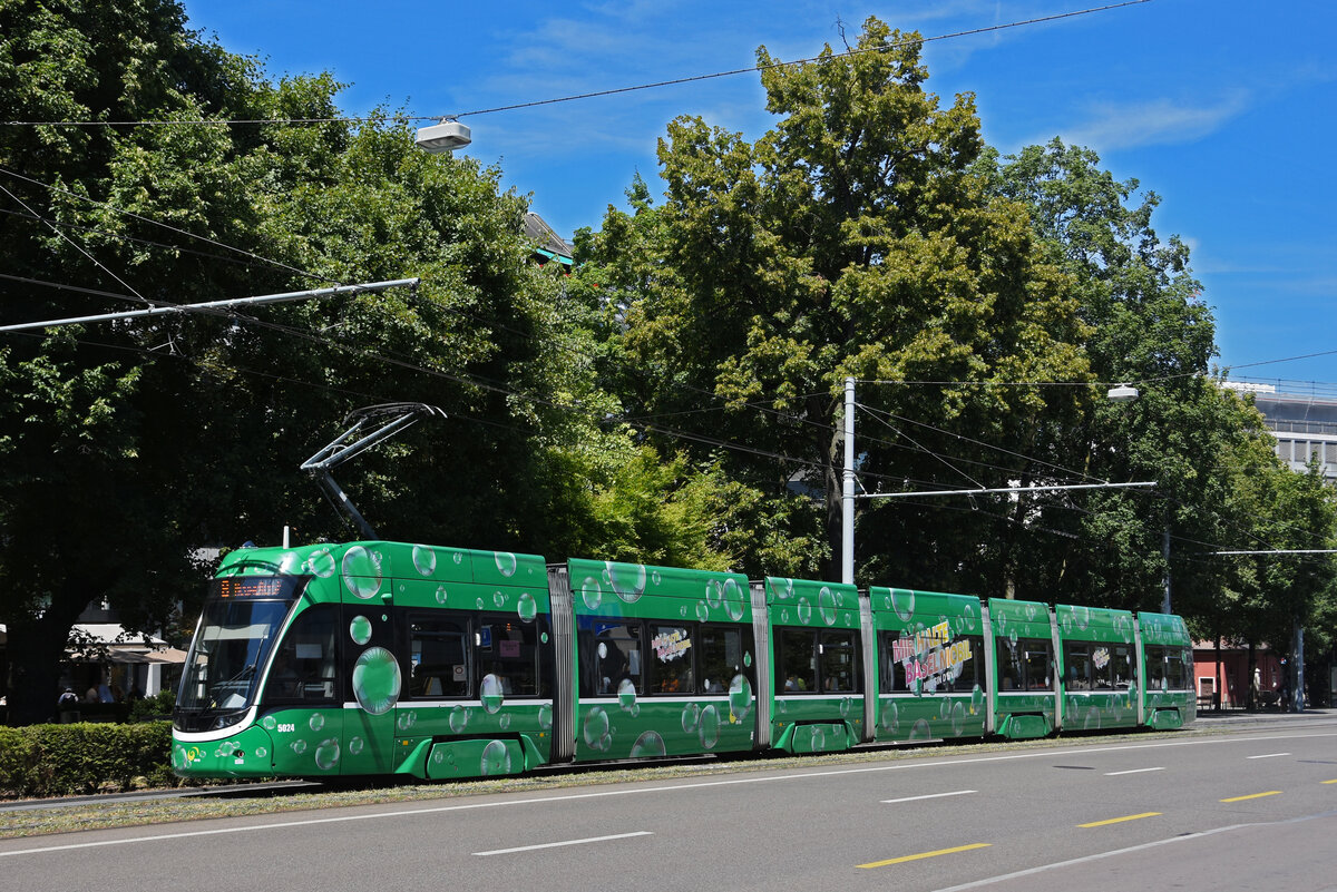 Be 6/8 Flexity 5024  Mir halte Basel Mobil , auf der Linie 8, fährt zur Haltestelle am Bahnhof SBB. Die Aufnahme stammt vom 17.07.2022.