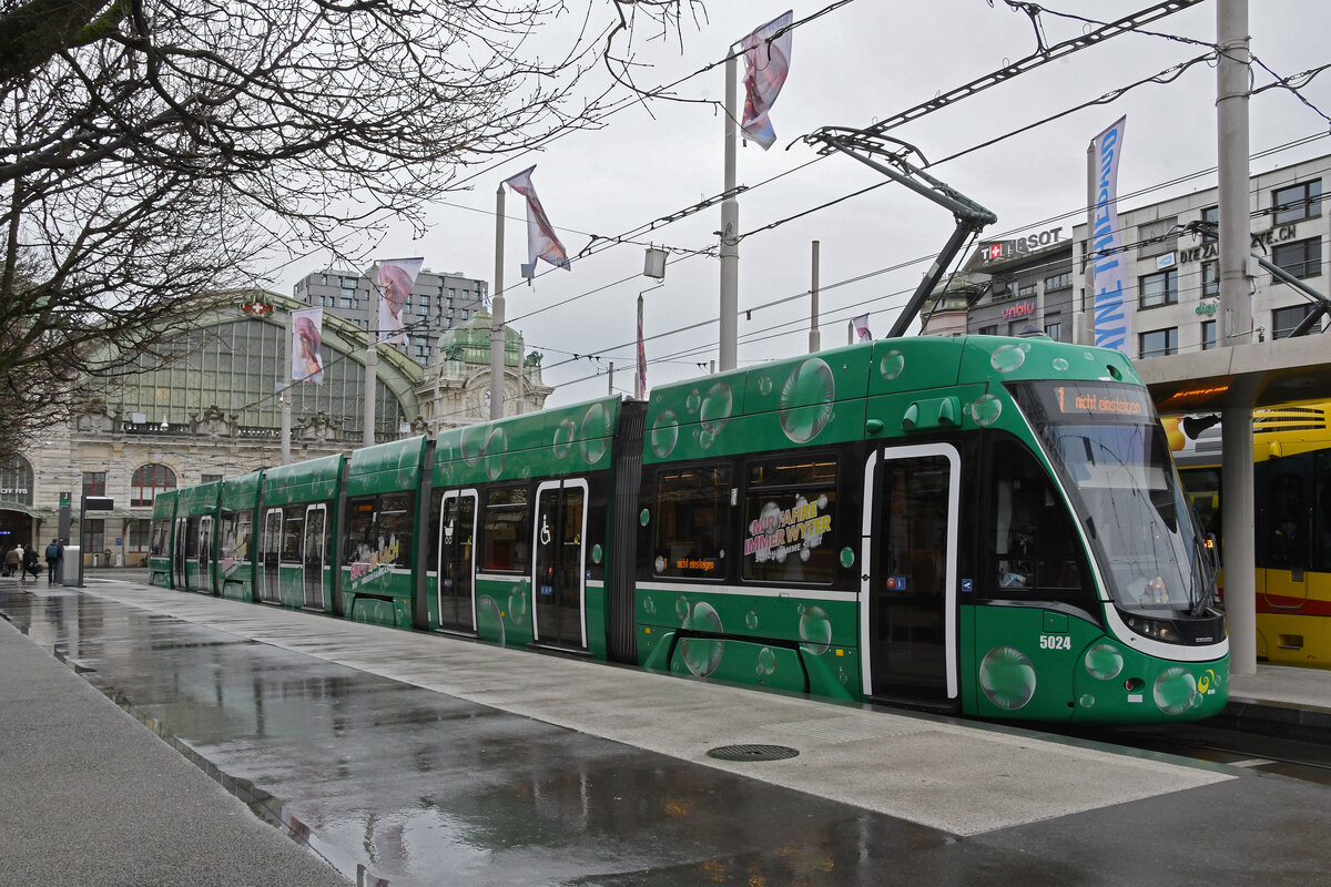 Be 6/8 Flexity 5024  Mir halte Basel Mobil , auf der Linie 1, wartet am der Endstation am Bahnhof SBB.