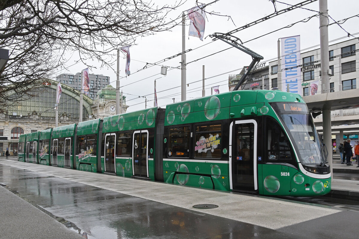 Be 6/8 Flexity 5024  Mir halte Basel Mobil , auf der Linie 1, wartet am 24.03.2023 an der Endstation am Bahnhof SBB.