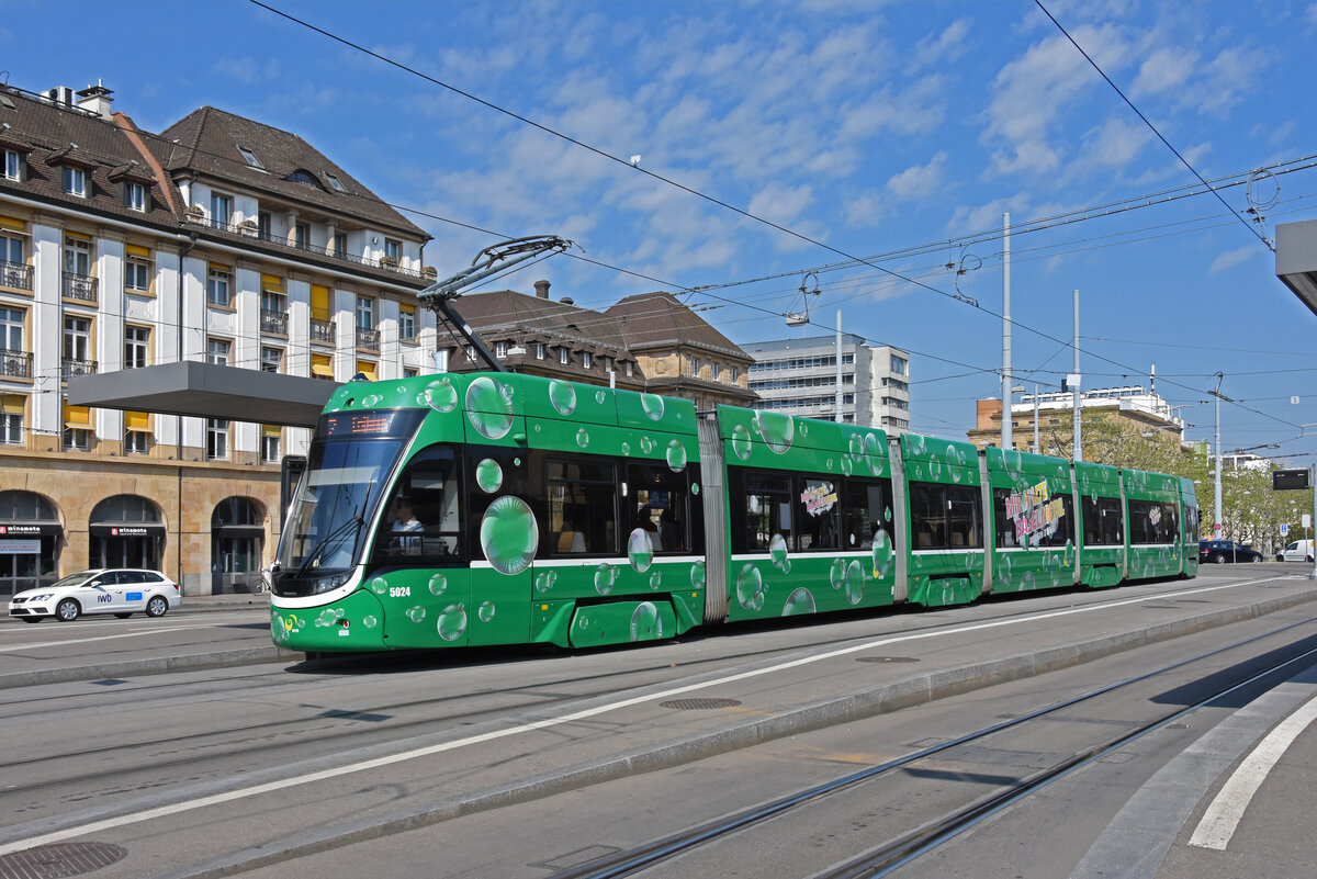 Be 6/8 Flexity 5024 mit der Werbung  mir halte Basel mobil , auf der Linie 2, bedient die Haltestelle am badischen Bahnhof. Die Aufnahme stammt vom 03.05.2022.
