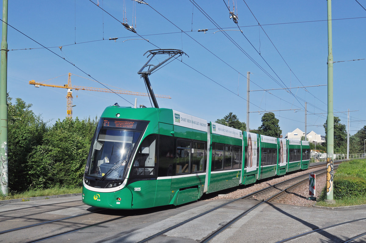 Be 6/8 Flexity 5025, auf der Linie 14, fährt Richtung Haltestelle St. Jakob. Die Aufnahme stammt vom 17.06.2017.
