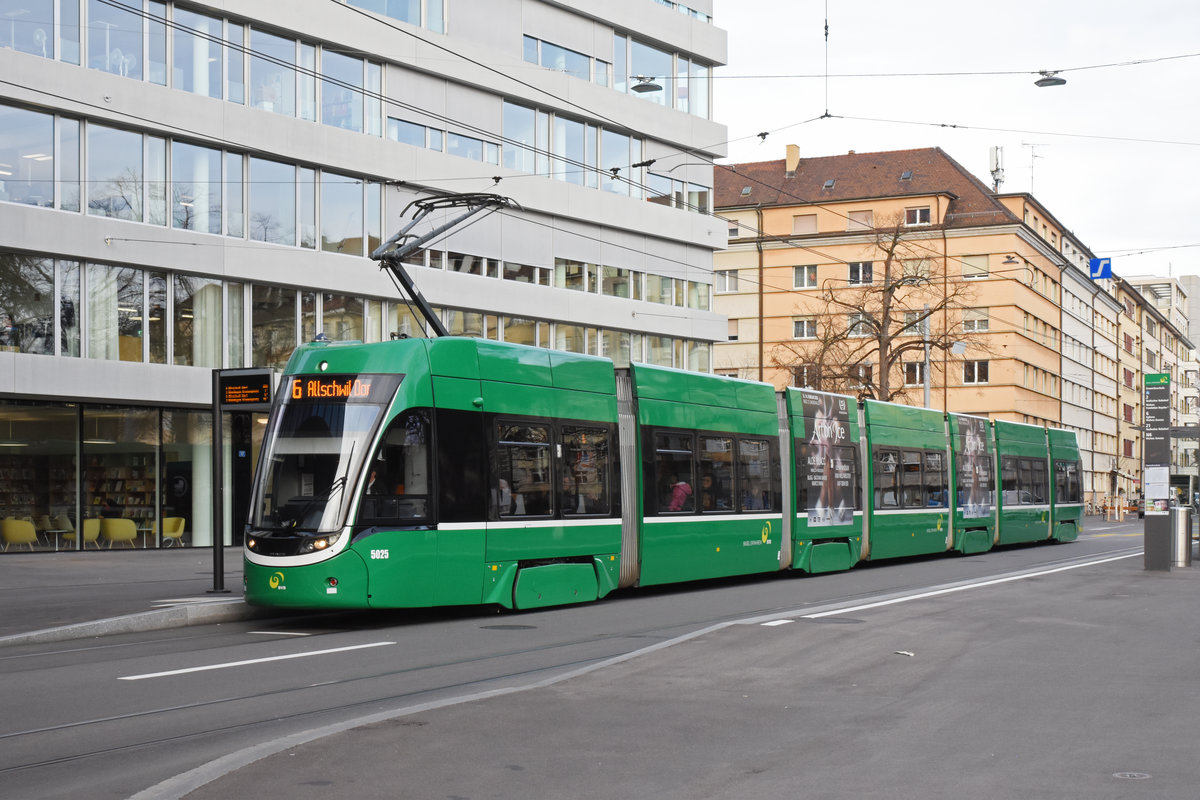 Be 6/8 Flexity 5025, auf der Linie 6, bedient die Haltestelle Gewerbeschule. Die Aufnahme stammt vom 16.12.2019.