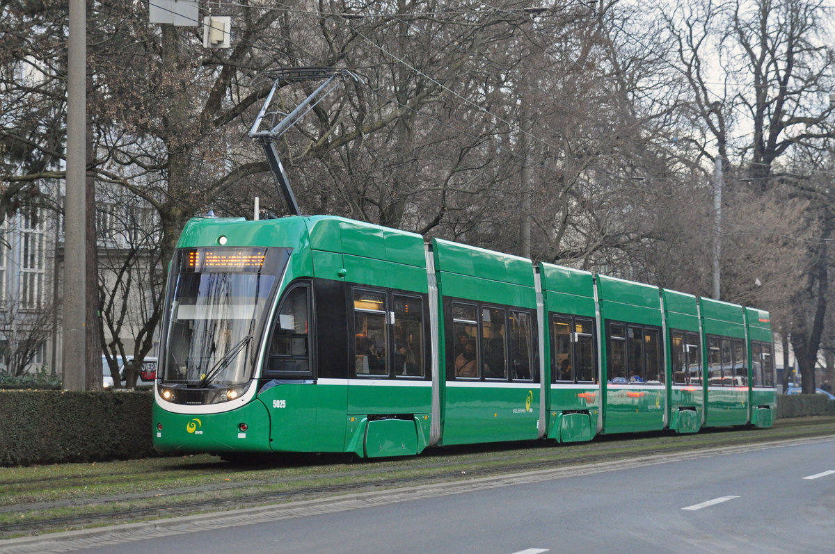 Be 6/8 Flexity 5025, auf der Linie 8, fährt zur Haltestelle am Bahnhof SBB. Die Aufnahme stammt vom 13.12.2016.