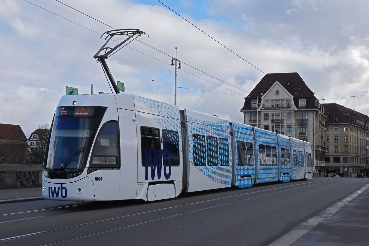 Be 6/8 Flexity 5025 mit der neuen IWB Werbung, auf der Linie 14, überquert die Mittlere Rheinbrücke. Die Aufnahme stammt vom 03.03.2020.