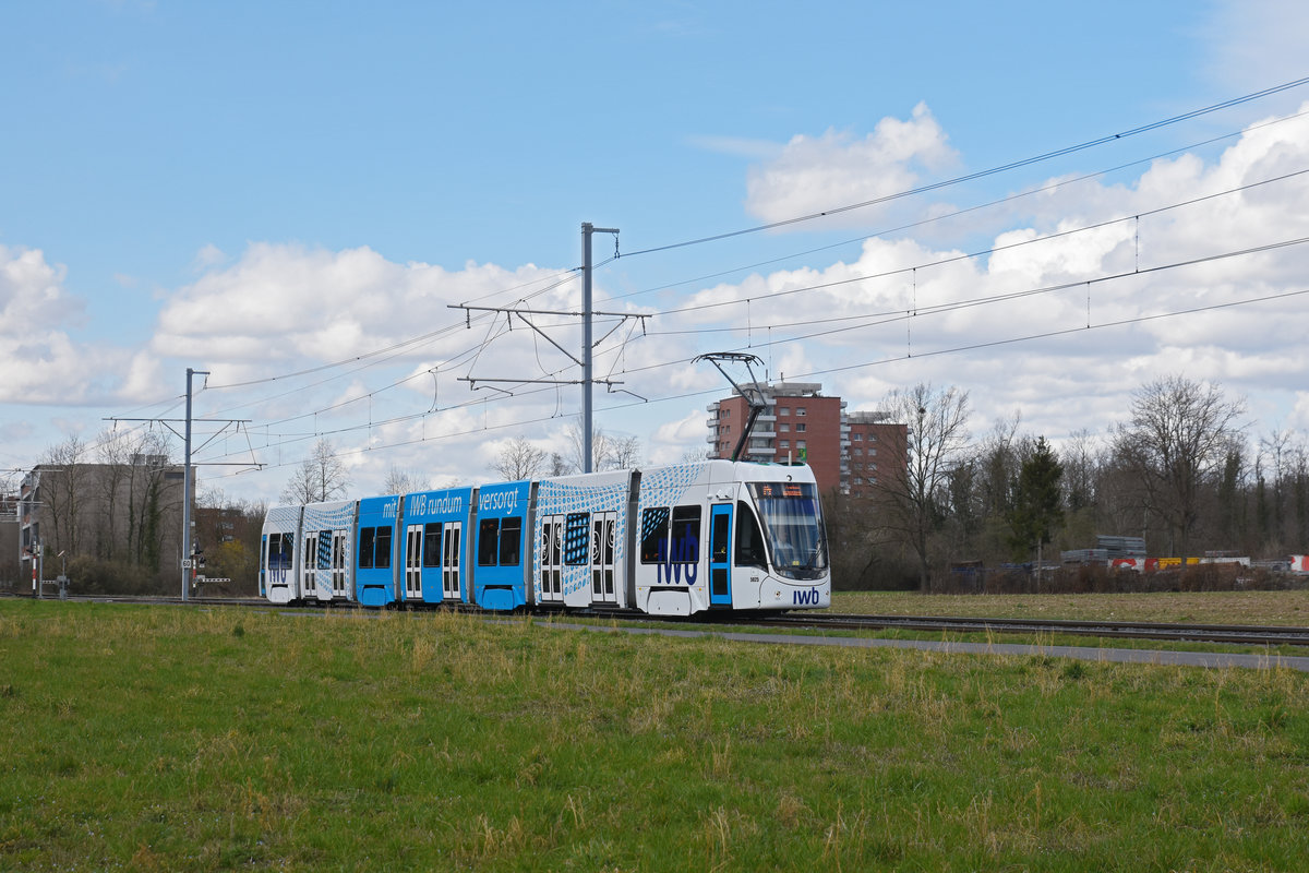 Be 6/8 Flexity 5025 mit der neuen IWB Werbung, fährt Richtung Haltestelle Lachmatt. Die Aufnahme stammt vom 04.03.2020.