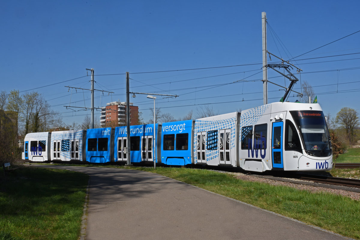 Be 6/8 Flexity 5025 mit der neuen IWB Werbung, auf der Linie 14, fährt in die Schlaufe beim Wartentberg. Die Aufnahme stammt vom 24.03.2020.