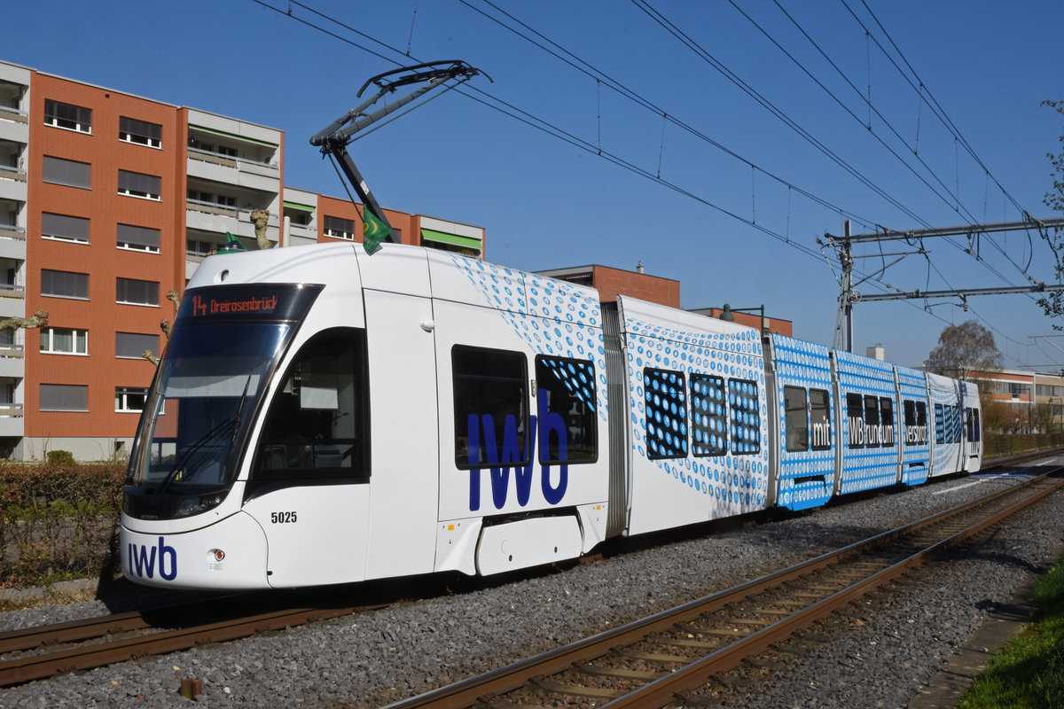 Be 6/8 Flexity 5025 mit der IWB Werbung, auf der Linie 14, fährt zur Haltestelle Rothausstrasse. Die Aufnahme stammt vom 24.03.2020.