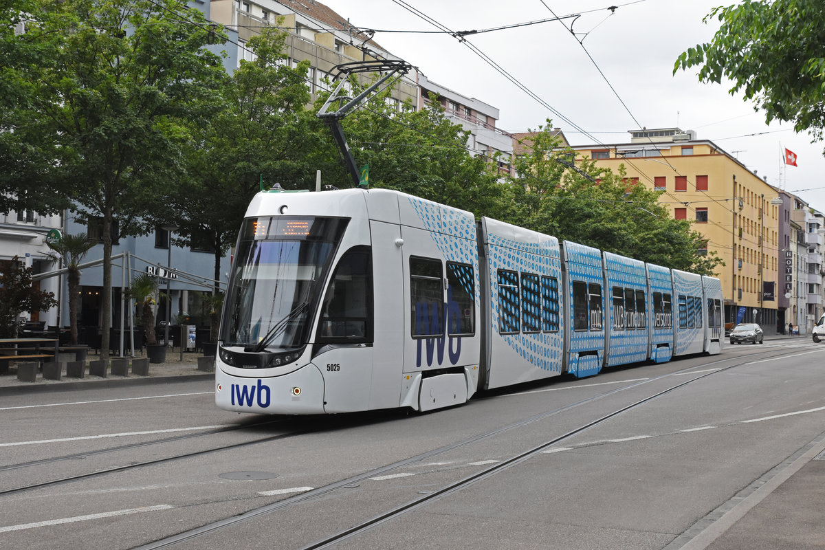 Be 6/8 Flexity 5025 mit der IWB Werbung, auf der Linie 14, fährt bei der Haltestelle Messeplatz ein. Die Aufnahme stammt vom 22.05.2020.
