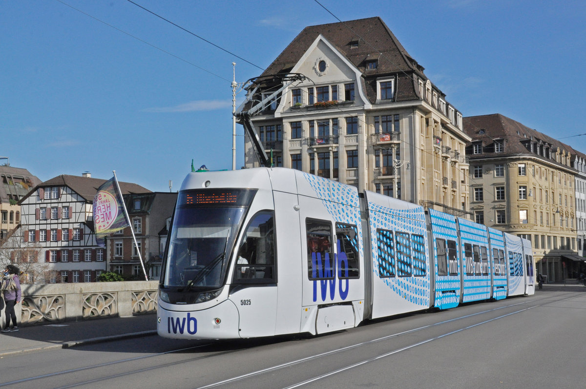 Be 6/8 Flexity 5025 mit der IWB Werbung, auf der Linie 6, überquert die Mittlere Rheinbrücke. Die Aufnahme stammt vom 31.10.2020.